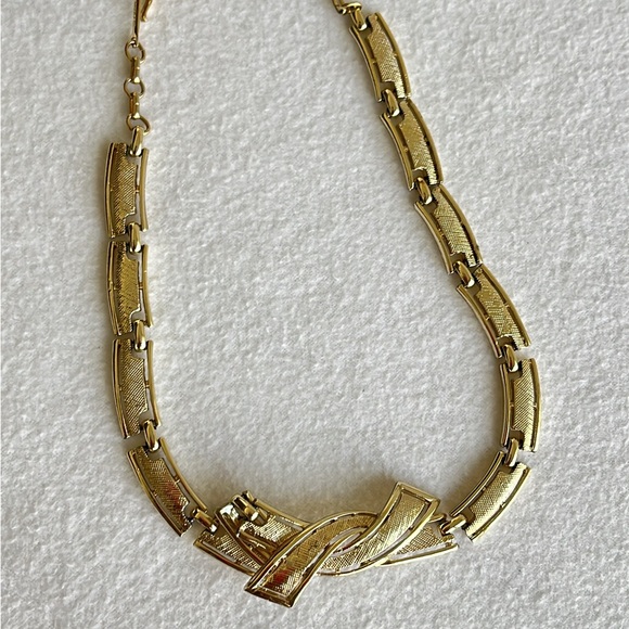 Vintage Coro brush finish, light gold tone necklace, Makers mark on clasp - Picture 6 of 10
